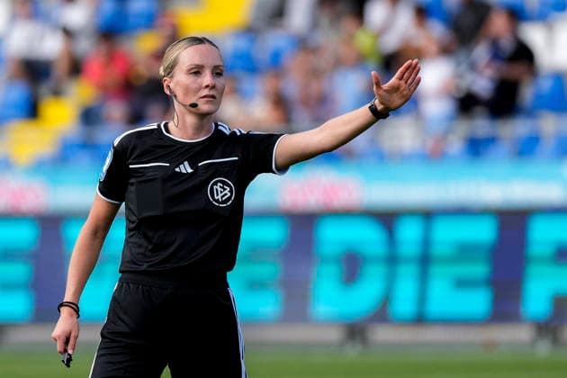 Fabienne Michel (Schiedsrichterin), gibt Anweisungen, gestikuliert, mit den Armen gestikulieren, Einzelbild, Einzelfoto, Aktion, Action, 29.08.2026, Sinsheim (Deutschland), Fussball, 3. Liga, TSG 1899 Hoffenheim II - SSV Jahn Regensburg, DFB DFL REGULATIONS PROHIBIT ANY USE OF PHOTOGRAPHS AS IMAGE SEQUENCES AND OR QUASI-VIDEO.