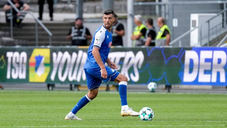 Klaus Gjasula (TSG II, 5), am Ball, Freisteller, Ganzkörper, Einzelbild, Einzelfoto, Aktion, Action, 29.08.2026, Sinsheim (Deutschland), Fussball, 3. Liga, TSG 1899 Hoffenheim II - SSV Jahn Regensburg, DFB DFL REGULATIONS PROHIBIT ANY USE OF PHOTOGRAPHS AS IMAGE SEQUENCES AND OR QUASI-VIDEO.