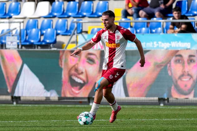 Oscar Schönfelder (Regensburg, 7), am Ball, Freisteller, Ganzkörper, Einzelbild, Einzelfoto, Aktion, Action, 29.08.2026, Sinsheim (Deutschland), Fussball, 3. Liga, TSG 1899 Hoffenheim II - SSV Jahn Regensburg, DFB DFL REGULATIONS PROHIBIT ANY USE OF PHOTOGRAPHS AS IMAGE SEQUENCES AND OR QUASI-VIDEO.