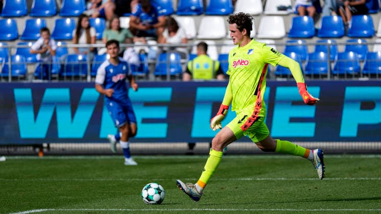 Lukas Petersson (Torwart, TSG II, 1), am Ball, Freisteller, Ganzkörper, Einzelbild, Einzelfoto, Aktion, Action, 29.08.2026, Sinsheim (Deutschland), Fussball, 3. Liga, TSG 1899 Hoffenheim II - SSV Jahn Regensburg, DFB DFL REGULATIONS PROHIBIT ANY USE OF PHOTOGRAPHS AS IMAGE SEQUENCES AND OR QUASI-VIDEO.