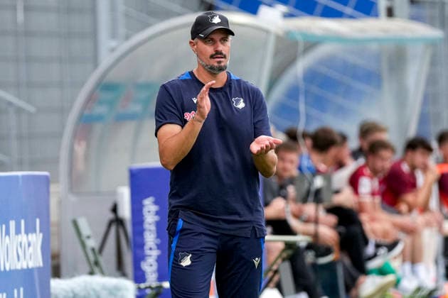 Stefan Kleineheismann (Trainer, Cheftrainer, TSG II), gibt Anweisungen, gestikuliert, mit den Armen gestikulieren, Einzelbild, Einzelfoto, Aktion, Action, 29.08.2026, Sinsheim (Deutschland), Fussball, 3. Liga, TSG 1899 Hoffenheim II - SSV Jahn Regensburg, DFB DFL REGULATIONS PROHIBIT ANY USE OF PHOTOGRAPHS AS IMAGE SEQUENCES AND OR QUASI-VIDEO.