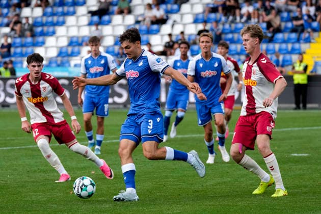 v.li.: Arian Dizdarevic (Regensburg, 42), Sean Dulic (TSG II, 3), Oscar Schönfelder (Regensburg, 7), Zweikampf, Spielszene, Duell, duel, tackle, tackling, Dynamik, Action, Aktion, im Strafraum, Strafraumszene, 29.08.2026, Sinsheim (Deutschland), Fussball, 3. Liga, TSG 1899 Hoffenheim II - SSV Jahn Regensburg, DFB DFL REGULATIONS PROHIBIT ANY USE OF PHOTOGRAPHS AS IMAGE SEQUENCES AND OR QUASI-VIDEO.