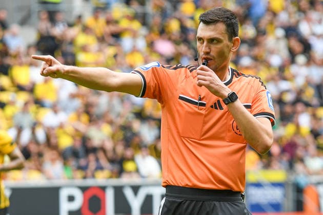Felix Grund (Schiedsrichter) gibt Anweisungen, gestikuliert, mit den Armen gestikulieren, gives instructions, gesticulate, 29.08.2026, Aachen (Deutschland), Fussball, 3. Liga, TSV Alemannia Aachen - SV Meppen, Fussball, 3. Liga, TSV Alemannia Aachen - SV Meppen, DFB DFL REGULATIONS PROHIBIT ANY USE OF PHOTOGRAPHS AS IMAGE SEQUENCES AND OR QUASI-VIDEO.