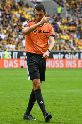 Felix Grund (Schiedsrichter) gibt Anweisungen, gestikuliert, mit den Armen gestikulieren, gives instructions, gesticulate, 29.08.2026, Aachen (Deutschland), Fussball, 3. Liga, TSV Alemannia Aachen - SV Meppen, Fussball, 3. Liga, TSV Alemannia Aachen - SV Meppen, DFB DFL REGULATIONS PROHIBIT ANY USE OF PHOTOGRAPHS AS IMAGE SEQUENCES AND OR QUASI-VIDEO.