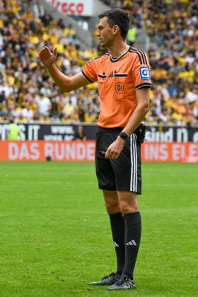Felix Grund (Schiedsrichter) gibt Anweisungen, gestikuliert, mit den Armen gestikulieren, gives instructions, gesticulate, 29.08.2026, Aachen (Deutschland), Fussball, 3. Liga, TSV Alemannia Aachen - SV Meppen, Fussball, 3. Liga, TSV Alemannia Aachen - SV Meppen, DFB DFL REGULATIONS PROHIBIT ANY USE OF PHOTOGRAPHS AS IMAGE SEQUENCES AND OR QUASI-VIDEO.