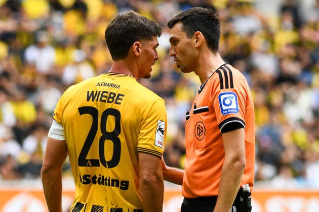 v.li.: Danilo Wiebe (Alemannia Aachen, 28), Felix Grund (Schiedsrichter) im Gespräch, , 29.08.2026, Aachen (Deutschland), Fussball, 3. Liga, TSV Alemannia Aachen - SV Meppen, Fussball, 3. Liga, TSV Alemannia Aachen - SV Meppen, DFB DFL REGULATIONS PROHIBIT ANY USE OF PHOTOGRAPHS AS IMAGE SEQUENCES AND OR QUASI-VIDEO.