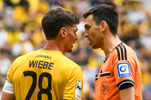 v.li.: Danilo Wiebe (Alemannia Aachen, 28), Felix Grund (Schiedsrichter) im Gespräch, , 29.08.2026, Aachen (Deutschland), Fussball, 3. Liga, TSV Alemannia Aachen - SV Meppen, Fussball, 3. Liga, TSV Alemannia Aachen - SV Meppen, DFB DFL REGULATIONS PROHIBIT ANY USE OF PHOTOGRAPHS AS IMAGE SEQUENCES AND OR QUASI-VIDEO.