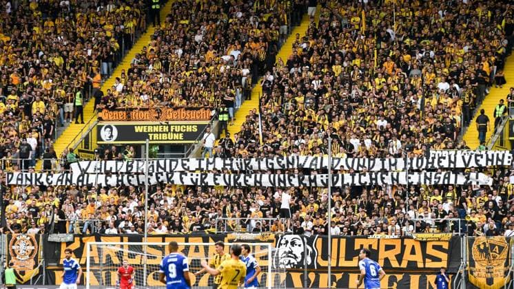 Banner der Aachener Karlsbande mit der Aufschrift WALDBRÄNDE IM HÜRTGENWALD UND IM HOHEN VENN: DANKE AN ALLE HELFER FÜR EUREN UNERMÜDLICHEN EINSATZ, Fans, Publikum, Zuschauer, Stimmung, Atmosphäre, Stadion, 29.08.2026, Aachen (Deutschland), Fussball, 3. Liga, TSV Alemannia Aachen - SV Meppen, Fussball, 3. Liga, TSV Alemannia Aachen - SV Meppen, DFB DFL REGULATIONS PROHIBIT ANY USE OF PHOTOGRAPHS AS IMAGE SEQUENCES AND OR QUASI-VIDEO.