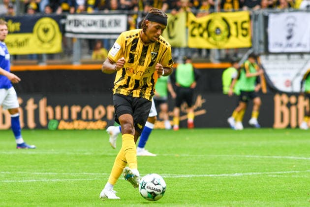 Nathan Bitumazala (Alemannia Aachen, 19) am Ball, Spielszene, Freisteller, Ganzkörper, Einzelbild, Aktion, Action, 29.08.2026, Aachen (Deutschland), Fussball, 3. Liga, TSV Alemannia Aachen - SV Meppen, Fussball, 3. Liga, TSV Alemannia Aachen - SV Meppen, DFB DFL REGULATIONS PROHIBIT ANY USE OF PHOTOGRAPHS AS IMAGE SEQUENCES AND OR QUASI-VIDEO.