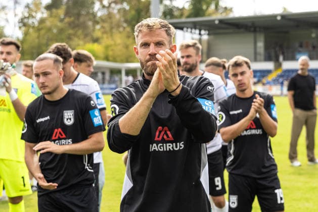FC-Astoria Walldorf vs. SSV Ulm 1846 Fußball, Fussball, Regionalliga, 4. Spieltag, Dietmar-Hopp-Sportpark Walldorf 29.08.26 nach Spielende der verletzte Johannes Jo Reichert (C, SSV Ulm 1846 Fußball, 05) geht voran FC-Astoria Walldorf vs. SSV Ulm 1846 Fußball, Fussball, Regionalliga, 4. Spieltag, Dietmar-Hopp-Sportpark Walldorf 29.08.26 Foto: Lucca Fundel Walldorf Dietmar-Hopp-Sportpark Baden-Württemberg Deutschland