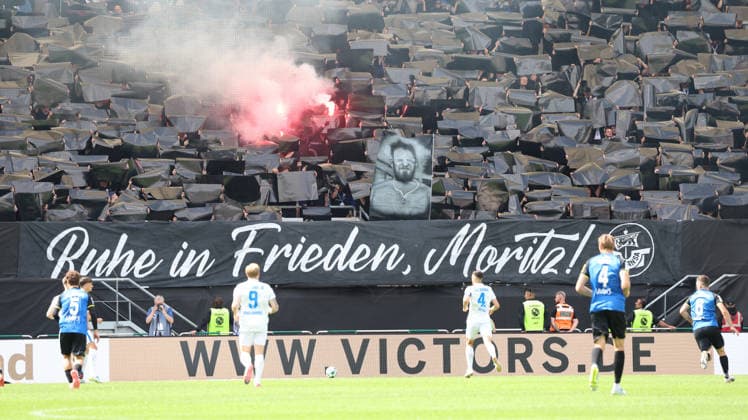 30.08.2026, xrekx, Fussball 3.Liga, 1.FC Saarbruecken - Hansa Rostock v.l. FC Hansa Rostock Fans ,Stimmung, Schals, Ultras, Zuschauer, Besucher, Choreo, Choreografie, atmosphere, scarves, spectators, visitors Ruhe in Frieden, Moritz! Saarbruecken