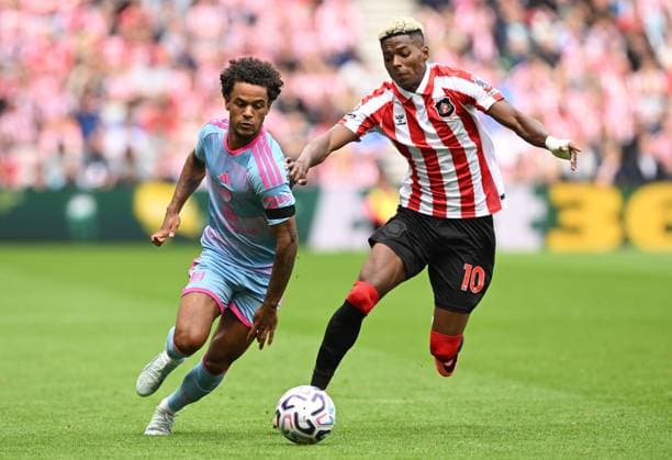 Oscar Bobb of Fulham and Nilson Angulo of Sunderland Sunderland v Fulham, Premier League Football, Football, Stadium of Light, Sunderland, UK - 30 Aug 2026Sunderland Stadium of Light United Kingdom EDITORIAL USE ONLY No use with unauthorised audio, video, data, fixture lists, club league logos or live services. Online in-match use limited to 120 images, no video emulation. No use in betting, games or single club league player publications. Copyright: xGreigxCowie Shutterstockx 17119085bh