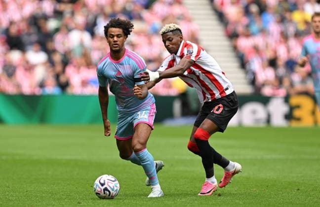 Oscar Bobb of Fulham and Nilson Angulo of Sunderland Sunderland v Fulham, Premier League Football, Football, Stadium of Light, Sunderland, UK - 30 Aug 2026Sunderland Stadium of Light United Kingdom EDITORIAL USE ONLY No use with unauthorised audio, video, data, fixture lists, club league logos or live services. Online in-match use limited to 120 images, no video emulation. No use in betting, games or single club league player publications. Copyright: xGreigxCowie Shutterstockx 17119085bj