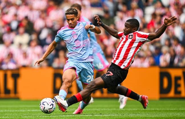 Joshua King of Fulham and Noah Sadiki of Sunderland Sunderland v Fulham, Premier League Football, Football, Stadium of Light, Sunderland, UK - 30 Aug 2026Sunderland Stadium of Light United Kingdom EDITORIAL USE ONLY No use with unauthorised audio, video, data, fixture lists, club league logos or live services. Online in-match use limited to 120 images, no video emulation. No use in betting, games or single club league player publications. Copyright: xGreigxCowie Shutterstockx 17119085bm