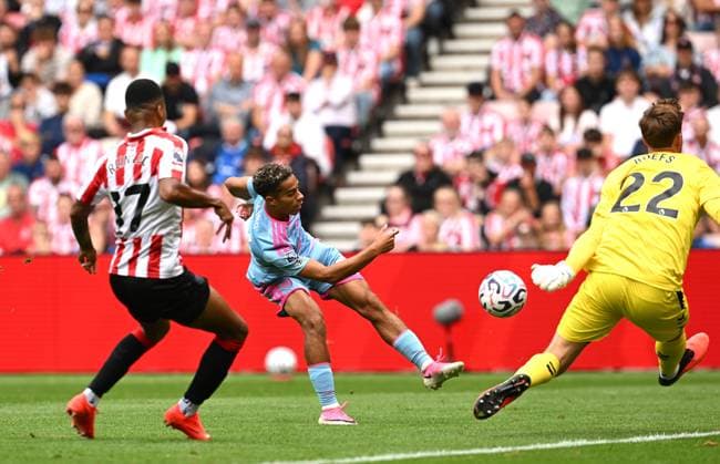 Joshua King of Fulham shoots just over Goalkeeper Robin Roefs of Sunderland s goal Sunderland v Fulham, Premier League Football, Football, Stadium of Light, Sunderland, UK - 30 Aug 2026Sunderland Stadium of Light United Kingdom EDITORIAL USE ONLY No use with unauthorised audio, video, data, fixture lists, club league logos or live services. Online in-match use limited to 120 images, no video emulation. No use in betting, games or single club league player publications. Copyright: xGreigxCowie Shutterstockx 17119085bu