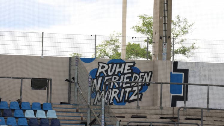 30.08.2026, xrekx, Fussball 3.Liga, 1.FC Saarbruecken - Hansa Rostock v.l. FC Hansa Rostock Fans ,Stimmung, Schals, Ultras, Zuschauer, Besucher, Choreo, Choreografie, atmosphere, scarves, spectators, visitors Graffiti Ruhe in Frieden Moritz! FCH Saarbruecken