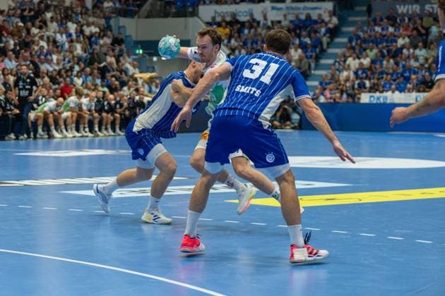 Kay Smits, Rueckraum, (VfL Gummersbach 31), Felix Claar, Rueckraum, (SC Magdeburg 7), VfL Gummersbach vs. SC Magdeburg, Opel Handball Bundesliga, Herren , 1. Spieltag, 30.08.2026 Gummersbach NRW Deutschland