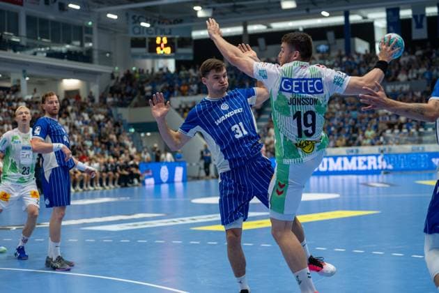 Elvar Orn Jonsson, Rueckraum, (SC Magdeburg 19), Kay Smits, Rueckraum, (VfL Gummersbach 31), VfL Gummersbach vs. SC Magdeburg, Opel Handball Bundesliga, Herren , 1. Spieltag, 30.08.2026 Gummersbach NRW Deutschland