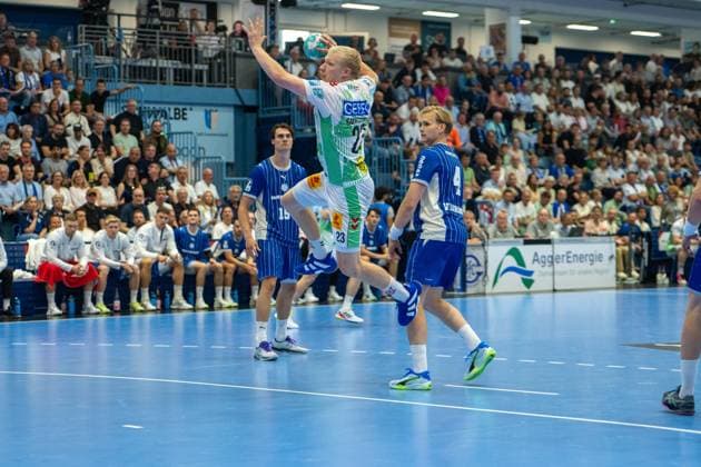 Magnus Saugstrup, Kreislaeufer, (SC Magdeburg) , Ellidi Snaer Vidarsson, Kreislaeufer, (VfL Gummersbach 4), VfL Gummersbach vs. SC Magdeburg, Opel Handball Bundesliga, Herren , 1. Spieltag, 30.08.2026 Gummersbach NRW Deutschland
