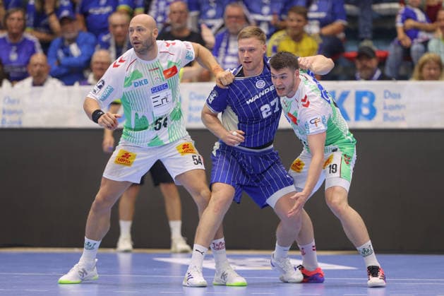 30.08.2026, xtgx, Handball Opel HBL, VfL Gummersbach - SC Magdeburg emspor, v.l. Oscar Bergendahl (Magdeburg, 54), Kristjan Horzen (Gummersbach, 27), Elvar Orn Jonsson (Magdeburg, 19) Zweikampf, Duell, Kampf, tackle Gummersbach