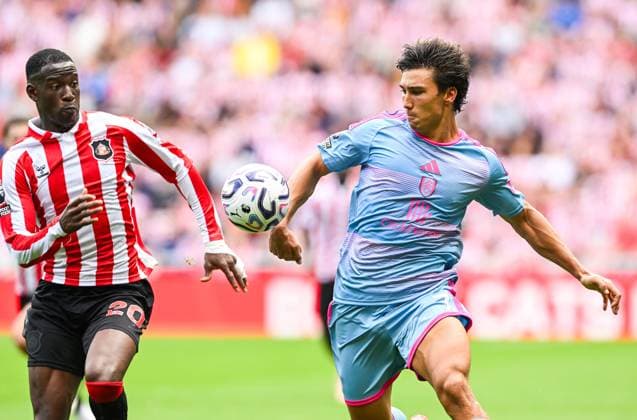 Gonzalo Garcia of Fulham and Nordi Mukiele of Sunderland Sunderland v Fulham, Premier League Football, Football, Stadium of Light, Sunderland, UK - 30 Aug 2026Sunderland Stadium of Light United Kingdom EDITORIAL USE ONLY No use with unauthorised audio, video, data, fixture lists, club league logos or live services. Online in-match use limited to 120 images, no video emulation. No use in betting, games or single club league player publications. Copyright: xGreigxCowie Shutterstockx 17119085cw