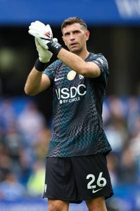 Emiliano Martinez of Chelsea applauds the fans after the match Chelsea v Brighton and Hove Albion, Premier League, Football, Stamford Bridge, London, UK, 30 08 2026, England - 30 Aug 2026London Stamford Bridge England United Kingdom EDITORIAL USE ONLY No use with unauthorised audio, video, data, fixture lists, club league logos or live services. Online in-match use limited to 120 images, no video emulation. No use in betting, games or single club league player publications. Copyright: xHanc WiredxPhotos Shutterstockx 17125813bc