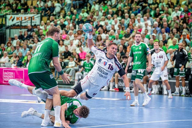 OPEL Handball Bundesliga; HSG Wetzlar - SG BBM Bietigheim, 30.08.26 .16b., Niklas Theiß (HSG Wetzlar, 9), Petter Oeverby (HSG Wetzlar, 11), Dominik Mappes (HSG Wetzlar, 7), Mathias Larson (SG BBM Bietigheim, 44) OPEL Handball Bundesliga; HSG Wetzlar - SG BBM Bietigheim: Wetzlar, 30.08.26 Copyright: xBEAUTIFULxSPORTS Roeczeyx