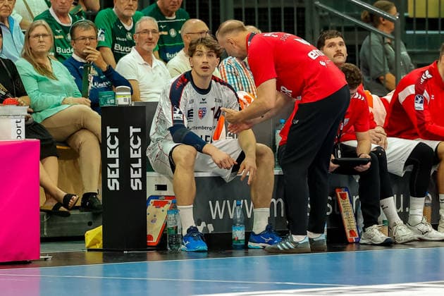 Hartmut Mayerhoffer (Chef-Trainer SG BBM Bietigheim) gibt Anweisungen an Fynn-Luca Nicolaus (SG BBM Bietigheim, 14) HSG Wetzlar vs SG BBM Bietigheim, Handball, OPEL-HBL, 01. Spieltag, Saison 2026 2027, 30.08.26 HSG Wetzlar vs SG BBM Bietigheim, Handball, OPEL-HBL, 01. Spieltag, Saison 2026 2027, 30.08.26 Wetzlar Copyright: xEibner-Pressefotox EP_JHR