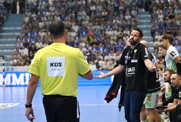 Bennet Wiegert (SC Magdeburg, Trainer) hadert mit dem Schiedsrichter GER, VfL Gummersbach vs. SC Magdeburg, 1. Handball, Opel Bundesliga, VfL Gummersbach, 1. Liga, Spielzeit 2026 2027, 1. Spieltag, Schwalbe Arena, Gummersbach, 30.08.2026 GER, VfL Gummersbach vs. SC Magdeburg, 1. Handball, Opel Bundesliga, VfL Gummersbach, 1. Liga, Spielzeit 2026 2027, 1. Spieltag, Schwalbe Arena, Gummersbach, 30.08.2026 Gummersbach Copyright: xEibner-Pressefoto JuergenxAugstx EP_JAT