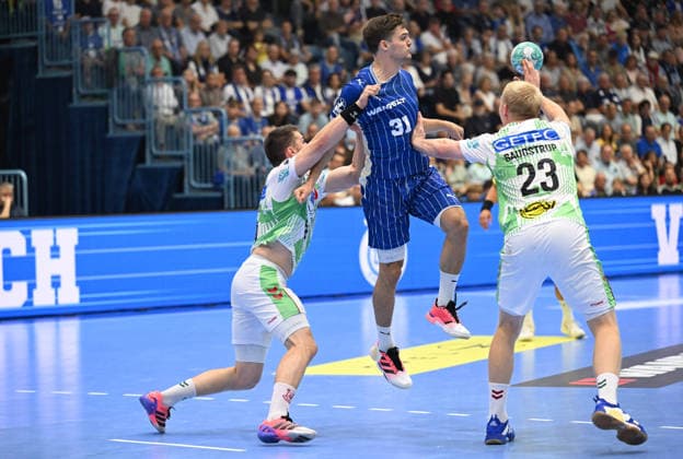 Kay Smits (VfL Gummersbach, 31) gegen Gisli Thorgeir Kristjansson (SC Magdeburg, 10) und Magnus Saugstrup (SC Magdeburg, 23) GER, VfL Gummersbach vs. SC Magdeburg, 1. Handball, Opel Bundesliga, VfL Gummersbach, 1. Liga, Spielzeit 2026 2027, 1. Spieltag, Schwalbe Arena, Gummersbach, 30.08.2026 GER, VfL Gummersbach vs. SC Magdeburg, 1. Handball, Opel Bundesliga, VfL Gummersbach, 1. Liga, Spielzeit 2026 2027, 1. Spieltag, Schwalbe Arena, Gummersbach, 30.08.2026 Gummersbach Copyright: xEibner-Pressefoto JuergenxAugstx EP_JAT