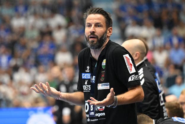 Bennet Wiegert (SC Magdeburg, Trainer) mit fragender Geste GER, VfL Gummersbach vs. SC Magdeburg, 1. Handball, Opel Bundesliga, VfL Gummersbach, 1. Liga, Spielzeit 2026 2027, 1. Spieltag, Schwalbe Arena, Gummersbach, 30.08.2026 GER, VfL Gummersbach vs. SC Magdeburg, 1. Handball, Opel Bundesliga, VfL Gummersbach, 1. Liga, Spielzeit 2026 2027, 1. Spieltag, Schwalbe Arena, Gummersbach, 30.08.2026 Gummersbach Copyright: xEibner-Pressefoto JuergenxAugstx EP_JAT