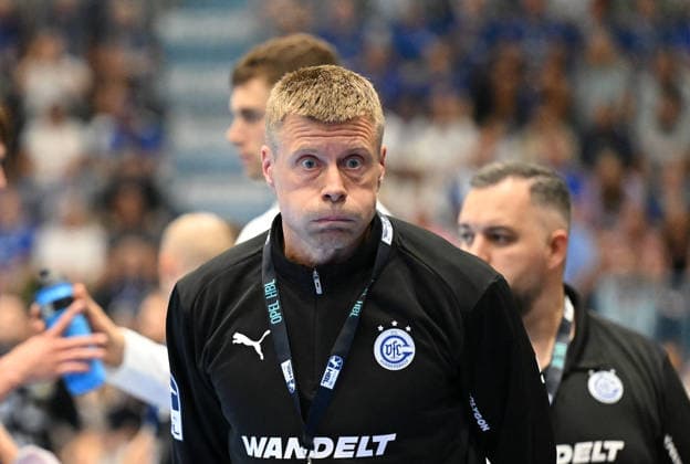 Gudjon Valur Sigurdsson (VfL Gummersbach, Trainer) mit dicken Backen und grossen Augen GER, VfL Gummersbach vs. SC Magdeburg, 1. Handball, Opel Bundesliga, VfL Gummersbach, 1. Liga, Spielzeit 2026 2027, 1. Spieltag, Schwalbe Arena, Gummersbach, 30.08.2026 GER, VfL Gummersbach vs. SC Magdeburg, 1. Handball, Opel Bundesliga, VfL Gummersbach, 1. Liga, Spielzeit 2026 2027, 1. Spieltag, Schwalbe Arena, Gummersbach, 30.08.2026 Gummersbach Copyright: xEibner-Pressefoto JuergenxAugstx EP_JAT