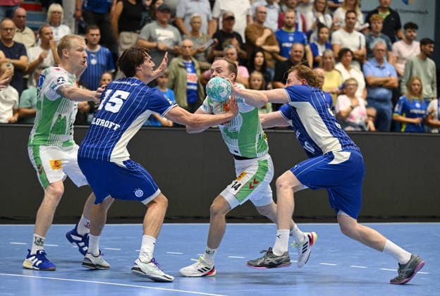 Miro Schluroff (VfL Gummersbach, 15) und Tom Kiesler (VfL Gummersbach, 30) gegen Omar Ingi Magnusson (SC Magdeburg, 14) GER, VfL Gummersbach vs. SC Magdeburg, 1. Handball, Opel Bundesliga, VfL Gummersbach, 1. Liga, Spielzeit 2026 2027, 1. Spieltag, Schwalbe Arena, Gummersbach, 30.08.2026 GER, VfL Gummersbach vs. SC Magdeburg, 1. Handball, Opel Bundesliga, VfL Gummersbach, 1. Liga, Spielzeit 2026 2027, 1. Spieltag, Schwalbe Arena, Gummersbach, 30.08.2026 Gummersbach Copyright: xEibner-Pressefoto JuergenxAugstx EP_JAT
