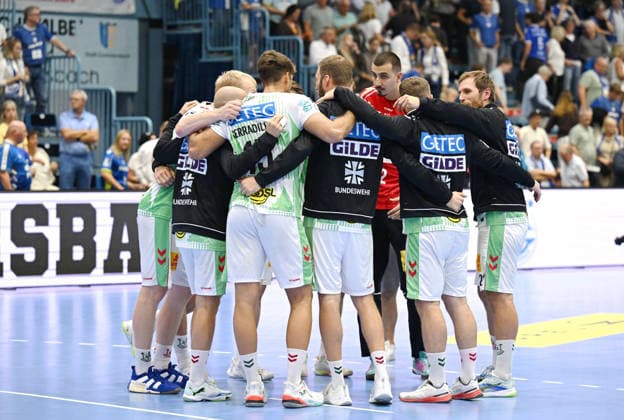 Die Mannschaft des SC Magdeburg gewinnt den Saisonauftakt der Opel Handball Bundesliga auswaerts beim VfL Gummersbach 33:31 GER, VfL Gummersbach vs. SC Magdeburg, 1. Handball, Opel Bundesliga, VfL Gummersbach, 1. Liga, Spielzeit 2026 2027, 1. Spieltag, Schwalbe Arena, Gummersbach, 30.08.2026 GER, VfL Gummersbach vs. SC Magdeburg, 1. Handball, Opel Bundesliga, VfL Gummersbach, 1. Liga, Spielzeit 2026 2027, 1. Spieltag, Schwalbe Arena, Gummersbach, 30.08.2026 Gummersbach Copyright: xEibner-Pressefoto JuergenxAugstx EP_JAT