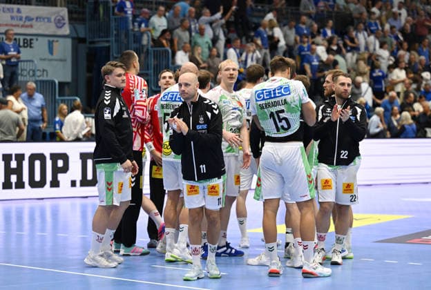 Die Mannschaft des SC Magdeburg gewinnt den Saisonauftakt der Opel Handball Bundesliga auswaerts beim VfL Gummersbach 33:31 GER, VfL Gummersbach vs. SC Magdeburg, 1. Handball, Opel Bundesliga, VfL Gummersbach, 1. Liga, Spielzeit 2026 2027, 1. Spieltag, Schwalbe Arena, Gummersbach, 30.08.2026 GER, VfL Gummersbach vs. SC Magdeburg, 1. Handball, Opel Bundesliga, VfL Gummersbach, 1. Liga, Spielzeit 2026 2027, 1. Spieltag, Schwalbe Arena, Gummersbach, 30.08.2026 Gummersbach Copyright: xEibner-Pressefoto JuergenxAugstx EP_JAT