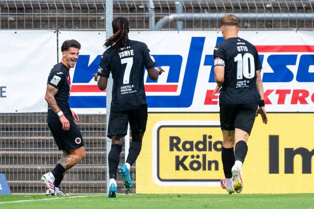 Die Koelner Spieler Yannick Tonye (Viktoria Koeln, 07) und David Otto (Viktoria Koeln, 10) feiern das Tor zum 1:0 durch Niklas Castelle (Viktoria Koeln, 44). FC Viktoria Koeln vs. SC Preussen Muenster, Fussball, 3. Liga, 03. Spieltag, Saison 2026 2027, 30.08.2026 DFL DFB Regulations prohibit any use of Photographs as image sequences and or Quasivideo FC Viktoria Koeln vs. SC Preussen Muenster, Fussball, 3. Liga, 03. Spieltag, Saison 2026 2027, 30.08.2026 Koeln Copyright: xEibner-Pressefoto ThomasxHaeslerx EP_THR