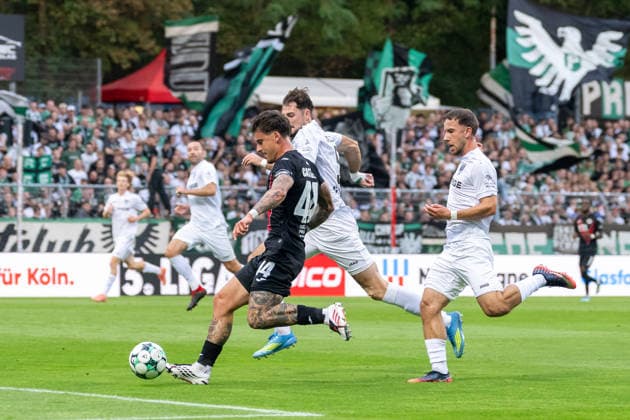 Lucas Zeller (SC Preussen Muenster, 05) kann Niklas Castelle (Viktoria Koeln, 44) nicht am Querpass hindern. FC Viktoria Koeln vs. SC Preussen Muenster, Fussball, 3. Liga, 03. Spieltag, Saison 2026 2027, 30.08.2026 DFL DFB Regulations prohibit any use of Photographs as image sequences and or Quasivideo FC Viktoria Koeln vs. SC Preussen Muenster, Fussball, 3. Liga, 03. Spieltag, Saison 2026 2027, 30.08.2026 Koeln Copyright: xEibner-Pressefoto ThomasxHaeslerx EP_THR