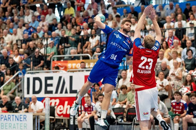 Georg Pohle (HBW Balingen Weilstetten, 94), vor Einar Olafsson, (Handball Club Hamburg, 23), HBW Balingen Weilstetten vs. Handball Club Hamburg, GER, Opel 1. Handball Bundesliga, Meisterschaft, Spieltag 1, Saison 2026 2027, 30.08..2026, Eibner-Pressefoto Andreas Ulmer BW Balingen Weilstetten vs. Handball Club Hamburg, GER, Opel 1. Handball Bundesliga, Meisterschaft, Spieltag 1, Saison 2026 2027, 30.08..2026, Balingen Copyright: xEibner-Pressefoto AndreasxUlmerx EP_AUR
