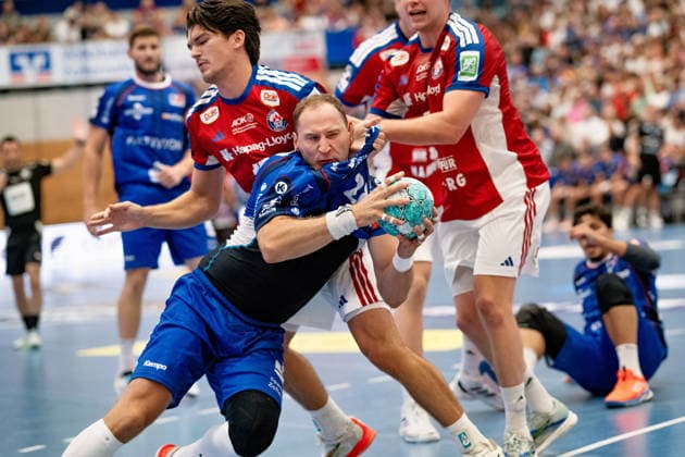 Tobias Heinzelmann (HBW Balingen Weilstetten, 28) hat einen schweren Stand, HBW Balingen Weilstetten vs. Handball Club Hamburg, GER, Opel 1. Handball Bundesliga, Meisterschaft, Spieltag 1, Saison 2026 2027, 30.08..2026, Eibner-Pressefoto Andreas Ulmer BW Balingen Weilstetten vs. Handball Club Hamburg, GER, Opel 1. Handball Bundesliga, Meisterschaft, Spieltag 1, Saison 2026 2027, 30.08..2026, Balingen Copyright: xEibner-Pressefoto AndreasxUlmerx EP_AUR