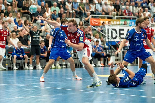 Moritz Sauter, (Handball Club Hamburg, 33) setzt robust durch, HBW Balingen Weilstetten vs. Handball Club Hamburg, GER, Opel 1. Handball Bundesliga, Meisterschaft, Spieltag 1, Saison 2026 2027, 30.08..2026, Eibner-Pressefoto Andreas Ulmer BW Balingen Weilstetten vs. Handball Club Hamburg, GER, Opel 1. Handball Bundesliga, Meisterschaft, Spieltag 1, Saison 2026 2027, 30.08..2026, Balingen Copyright: xEibner-Pressefoto AndreasxUlmerx EP_AUR
