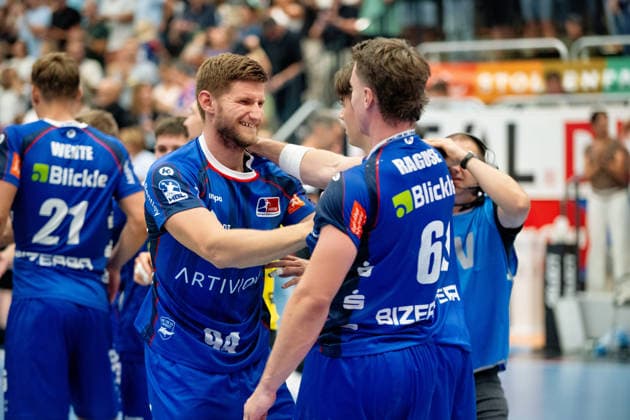 Georg Pohle (HBW Balingen Weilstetten, 94) und Mex Raguse (HBW Balingen Weilstetten, 06), rechts, feiernd, HBW Balingen Weilstetten vs. Handball Club Hamburg, GER, Opel 1. Handball Bundesliga, Meisterschaft, Spieltag 1, Saison 2026 2027, 30.08..2026, Eibner-Pressefoto Andreas Ulmer BW Balingen Weilstetten vs. Handball Club Hamburg, GER, Opel 1. Handball Bundesliga, Meisterschaft, Spieltag 1, Saison 2026 2027, 30.08..2026, Balingen Copyright: xEibner-Pressefoto AndreasxUlmerx EP_AUR