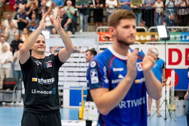 Matthias Flohr, (HBW Balingen Weilstetten, Trainer) feiert den Sieg HBW Balingen Weilstetten vs. Handball Club Hamburg, GER, Opel 1. Handball Bundesliga, Meisterschaft, Spieltag 1, Saison 2026 2027, 30.08..2026, Eibner-Pressefoto Andreas Ulmer BW Balingen Weilstetten vs. Handball Club Hamburg, GER, Opel 1. Handball Bundesliga, Meisterschaft, Spieltag 1, Saison 2026 2027, 30.08..2026, Balingen Copyright: xEibner-Pressefoto AndreasxUlmerx EP_AUR