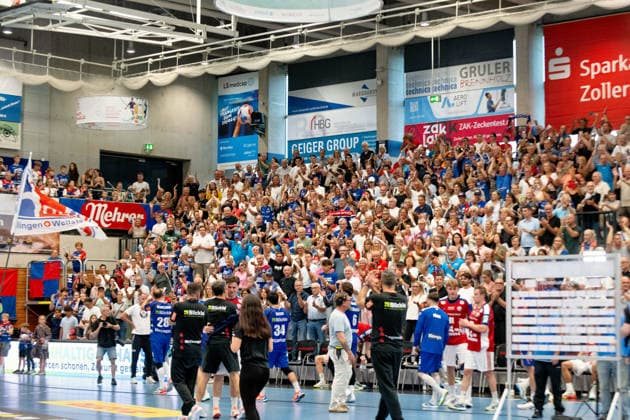 Die Fans ausser Rand und Band, HBW Balingen Weilstetten vs. Handball Club Hamburg, GER, Opel 1. Handball Bundesliga, Meisterschaft, Spieltag 1, Saison 2026 2027, 30.08..2026, Eibner-Pressefoto Andreas Ulmer BW Balingen Weilstetten vs. Handball Club Hamburg, GER, Opel 1. Handball Bundesliga, Meisterschaft, Spieltag 1, Saison 2026 2027, 30.08..2026, Balingen Copyright: xEibner-Pressefoto AndreasxUlmerx EP_AUR
