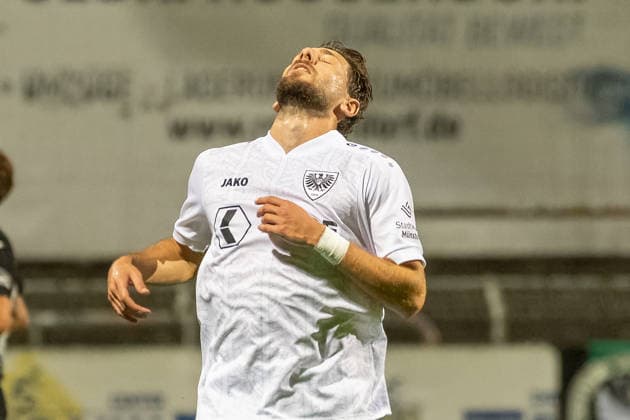 Haralambos Makridis (SC Preussen Muenster, 14) kann es nicht fassen, dass er eine grosse Torchance hat liegenlassen. FC Viktoria Koeln vs. SC Preussen Muenster, Fussball, 3. Liga, 03. Spieltag, Saison 2026 2027, 30.08.2026 DFL DFB Regulations prohibit any use of Photographs as image sequences and or Quasivideo FC Viktoria Koeln vs. SC Preussen Muenster, Fussball, 3. Liga, 03. Spieltag, Saison 2026 2027, 30.08.2026 Koeln Copyright: xEibner-Pressefoto ThomasxHaeslerx EP_THR