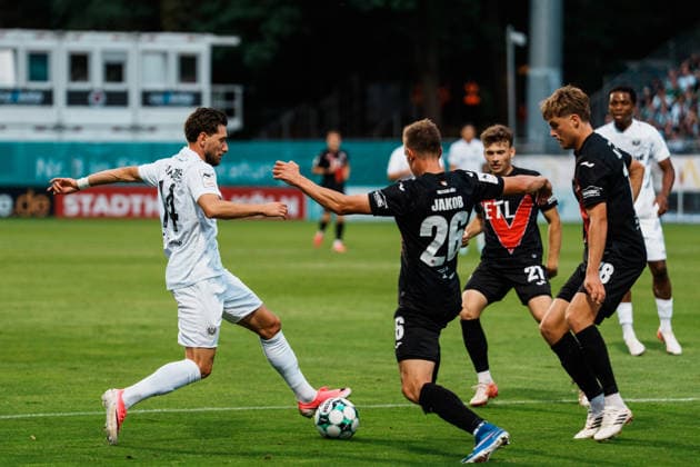Deutschland: Fußball 3. Liga Männer 2026 - 2027, 3. Spieltag - FC Viktoria Köln vs SC Preußen Münster (Köln): Charalambos Makridis (SC Preußen Münster, 14) im Dribbling, Angriff, am Strafraum, Zweikampf gegen Kilian Jakob (FC Viktoria Köln, 26), Pascal Armando Fallmann (FC Viktoria Köln, 28), Lucas Mika Wolf (FC Viktoria Köln, 21) Copyright: xThiemoxRudolphx