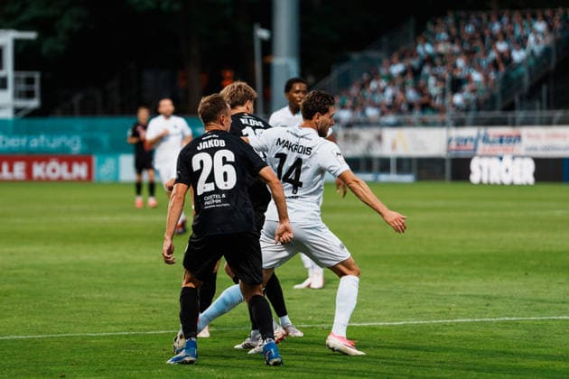 Deutschland: Fußball 3. Liga Männer 2026 - 2027, 3. Spieltag - FC Viktoria Köln vs SC Preußen Münster (Köln): Charalambos Makridis (SC Preußen Münster, 14) im Dribbling, Angriff, am Strafraum, Zweikampf gegen Kilian Jakob (FC Viktoria Köln, 26), Pascal Armando Fallmann (FC Viktoria Köln, 28), Lucas Mika Wolf (FC Viktoria Köln, 21) Copyright: xThiemoxRudolphx