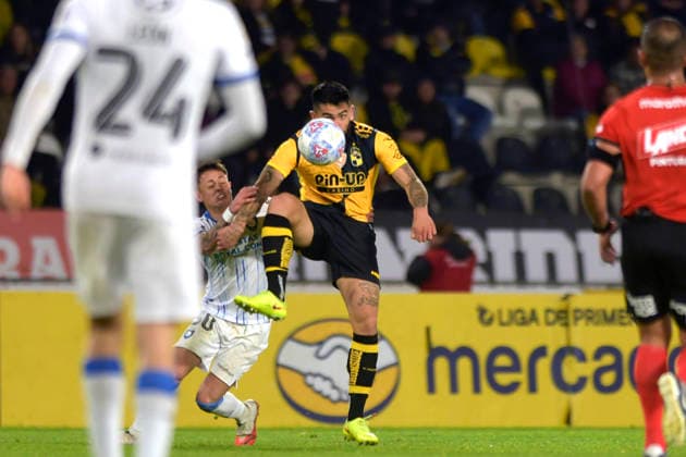 Futbol, Coquimbo Unido vs Huachipato. Fecha 21, Liga de primera 2026. El jugador de Coquimbo Unido Elvis Hernandez, centro, disputa el balon contra kevin Altez de Huachipato durante un partido de la liga de primera disputado en el estadio Francisco Sanchez Rumoroso en Coquimbo, Chile. 30 08 2026 Alejandro Pizarro Ubilla Photosport Football, Coquimbo Unido vs Huachipato. 21th date, 2026 First division league. Coquimbo Unido™s player Elvis Hernandez, center, challenges for the ball against kevin Altez of Huachipato during a first league match played at the Francisco Sanchez Rumoroso stadium in Coquimbo, Chile. 30 08 2026 Alejandro Pizarro Ubilla Photosport Coquimbo Unido vs Huachipato, campeonato 2026