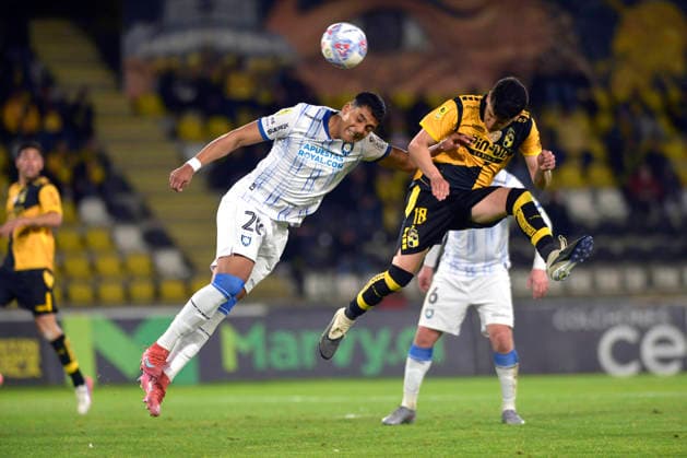 Futbol, Coquimbo Unido vs Huachipato. Fecha 21, Liga de primera 2026. El jugador de Huachipato Cristian Toro, centro, disputa el balon contra Pablo Rodriguez de Coquimbo Unido durante un partido de la liga de primera disputado en el estadio Francisco Sanchez Rumoroso en Coquimbo, Chile. 30 08 2026 Alejandro Pizarro Ubilla Photosport Football, Coquimbo Unido vs Huachipato. 21th date, 2026 First division league. Huachipato™s player Cristian Toro, center, challenges for the ball against Pablo Rodriguez of Coquimbo Unido during a first league match played at the Francisco Sanchez Rumoroso stadium in Coquimbo, Chile. 30 08 2026 Alejandro Pizarro Ubilla Photosport Coquimbo Unido vs Huachipato, campeonato 2026