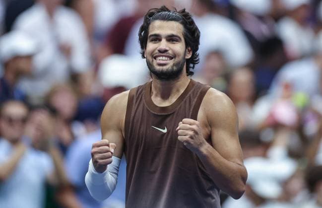 Carlos Alcaraz of Spain celebrates 2026 US Open, Day Two, USTA Billie Jean King National Tennis Center, New York, USA - 31 Aug 2026New York USTA Billie Jean King National T New York (NY) United States of America EDITORIAL USE ONLY No use with unauthorised audio, video, data, fixture lists, club league logos or live services. Online in-match use limited to 120 images, no video emulation. No use in betting, games or single club league player publications. Copyright: xEllaxLing Shutterstockx 17124549ah