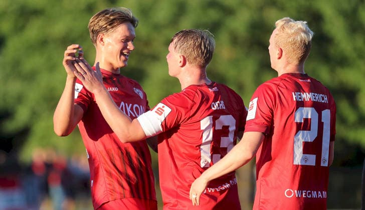 01.09.2026, xfsx, Herren, Fussball, Saison 2026 2027, BFV Verbandspokal, Achtelfinale: TSV Neudrossenfeld - FC Wuerzburger Kickers v.li.: Xaver Kiefersauer (FC Wuerzburger Kickers), Philipp Ochs (FC Wuerzburger Kickers), Luke Hemmerich (FC Wuerzburger Kickers) mit Torjubel, celebrate the goal, goal celebration, Jubel ueber das Tor zum 2:3 Neudrossenfeld Deutschland